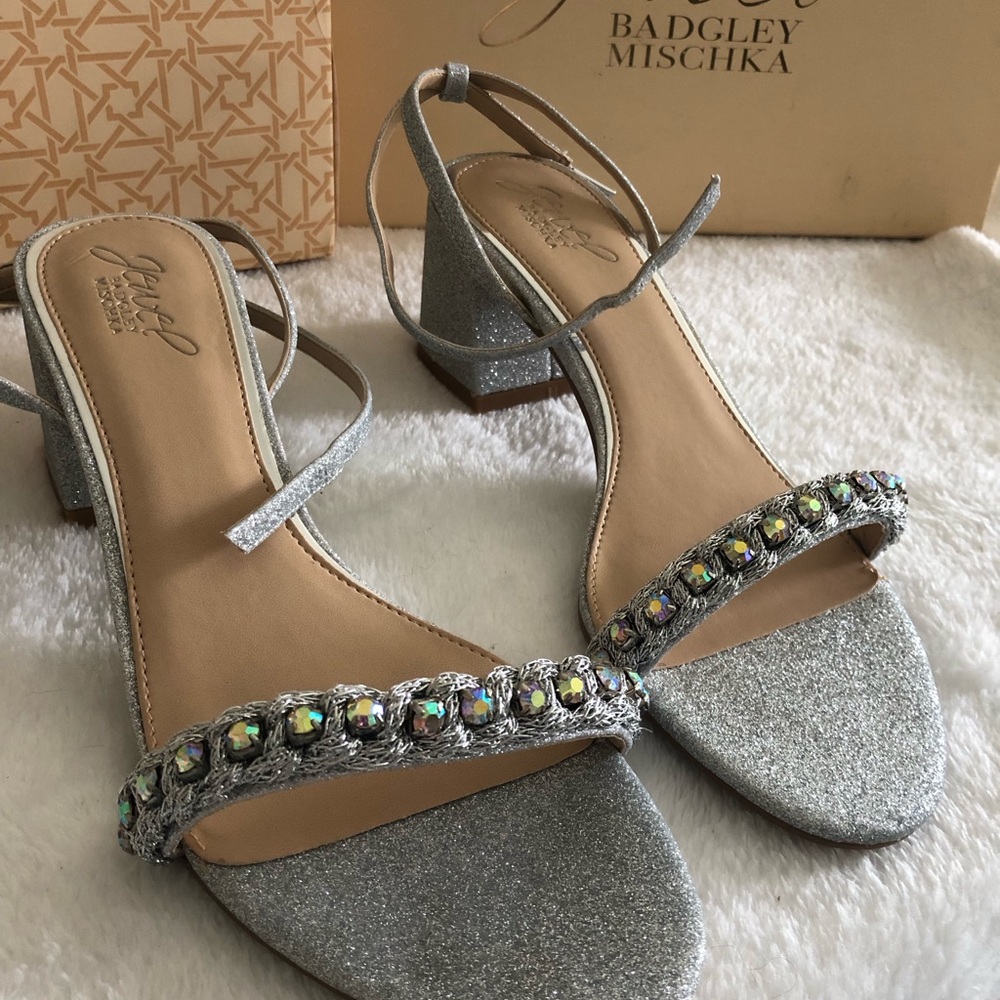 Jewel by Badgley Mischka Odonna sandals. Size 8 never worn. Brand new in box. - Picture 11 of 15
